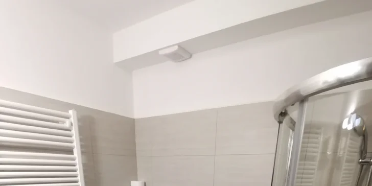 Samozřejmostí je i koupelna se sprchovým koutem a WC. 