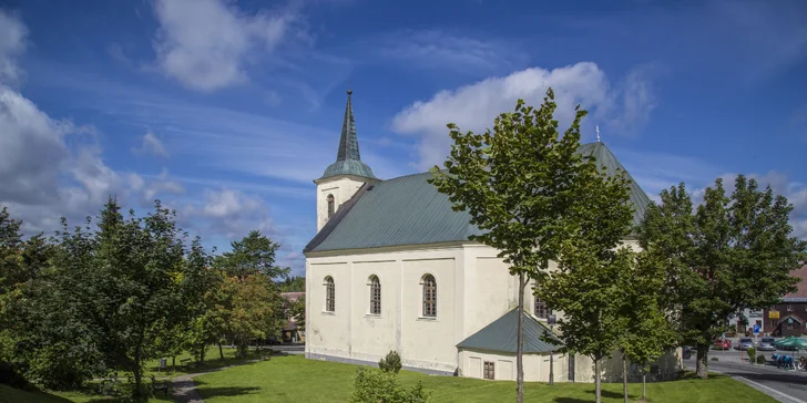 Jen pár kroků od hotelu je historický kostel.