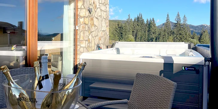 Naprostou dominantou je americká vířivka Hotspring Flair s výhledem panorama masivu Poľana.
