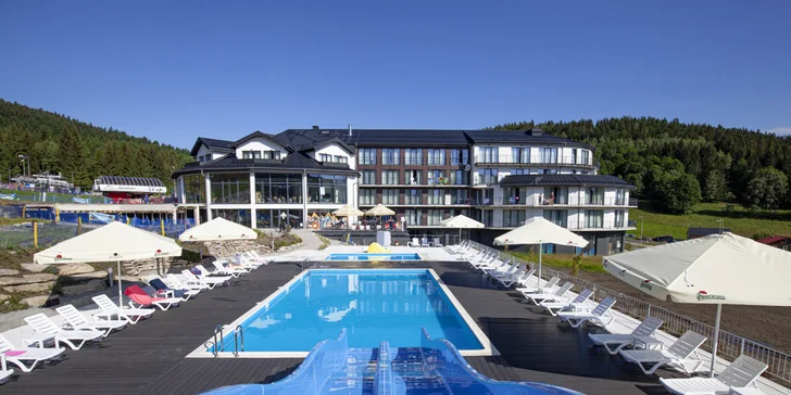 Hotel leží přímo u sjezdovky vyhlášeného skiareálu Czarna Góra.