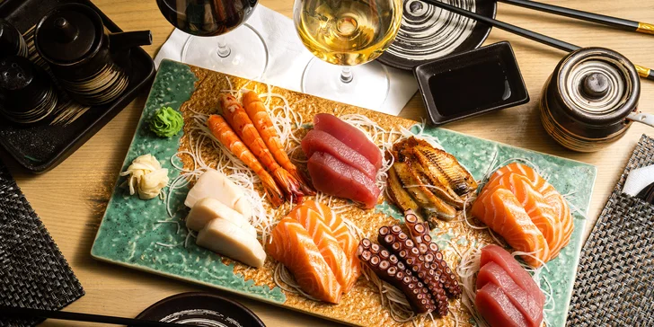 Nachystají vám tu set pestrobarevného sushi – záleží na vás, kterým rolkám dáváte přednost a kolik jich sníte. 