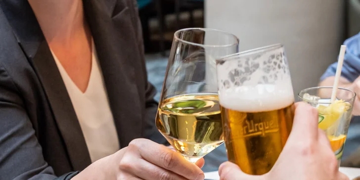 Servírovaný brunch zahrnuje i pivo, víno a nealko nápoje.