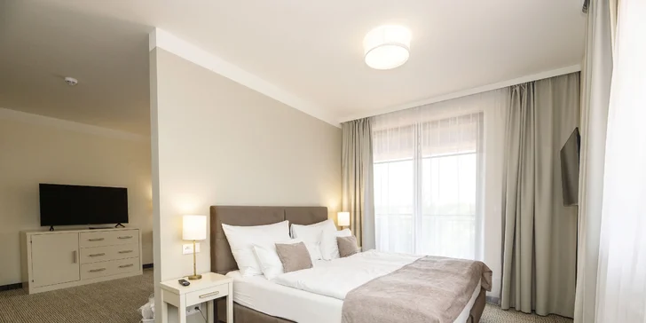 V každém pokoji je dvoulůžko, TV, Wi-Fi i minibar. 