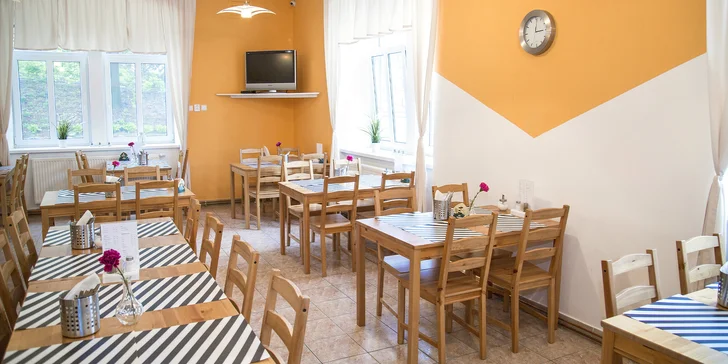 Můžete si vybrat z balíčků bez stravování, s bufetovými snídaněmi či s polopenzí – v tom případě si každý večer pochutnáte na dvouchodovém menu. 