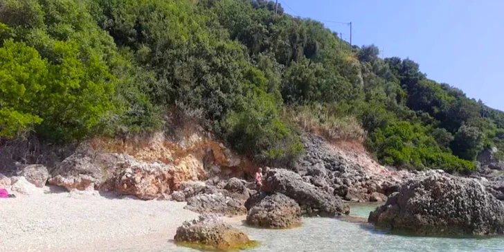 Přibližně 1,6 km od ubytování se pak rozkládá hlavní pláž Vasiliki, která je po celém světě proslulá mezi milovníky windsurfingu a kitesurfingu díky svým skvělým větrným podmínkám.