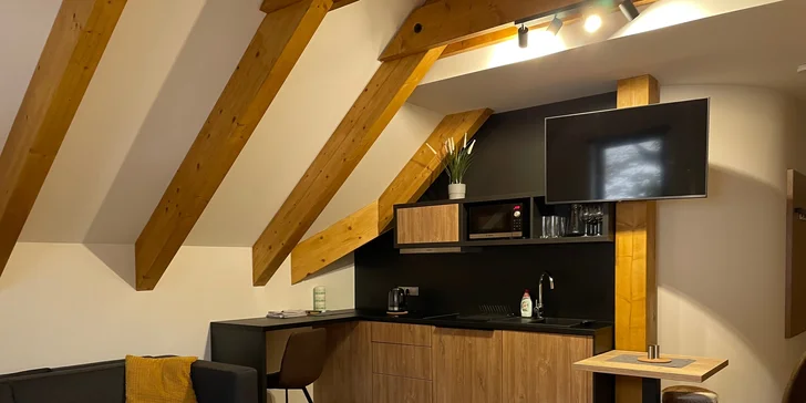 Na spaní je tu připravena manželská postel, jako přistýlka slouží rozkládací pohovka. 