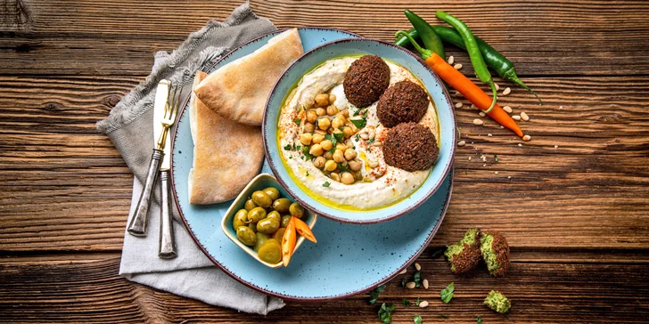 Menu pro 1 nebo 2 v The Hummus baru: falafel nebo kuřecí hummus a salát