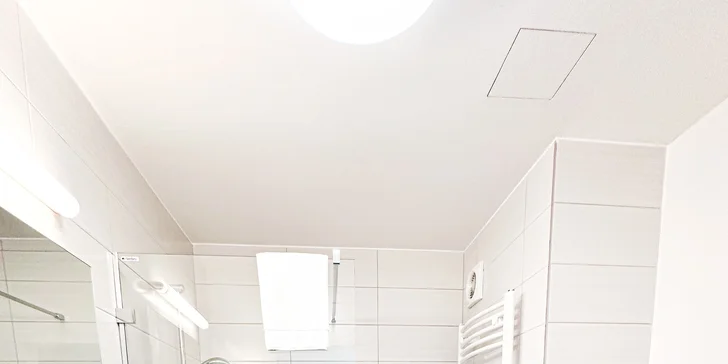 V koupelně je sprchový kout, v apartmánu vana. 