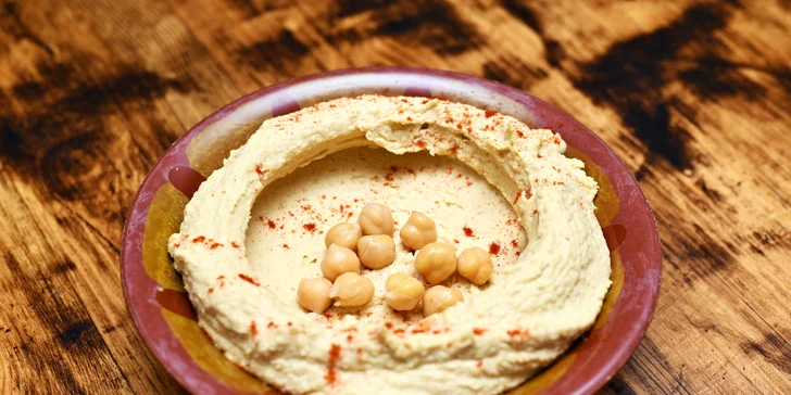Hommos (pasta z cizrny se sezamovou tahini a citronovou šťávou)
