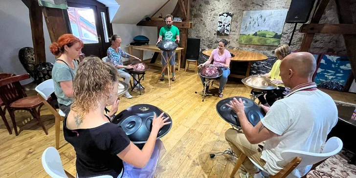 Stačí se přihlásit na praktické kurzy hry na handpan od zkušeného lektora Jiřího Brzobohatého.