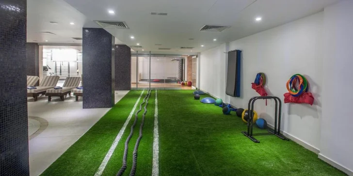 Za příplatek je vám k dispozici také místní wellness centrum a fitko.