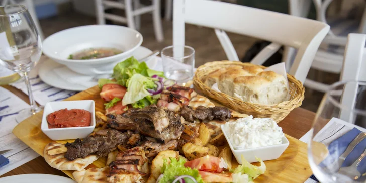 Restauraci vedou manželé Ampatzi z Chalkidiki. 