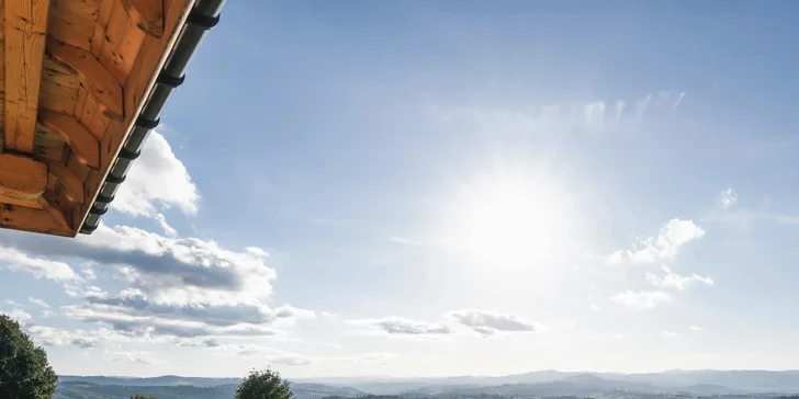 Každá chatka má svoj vlastný vstup a súkromnú terasu s posedením.