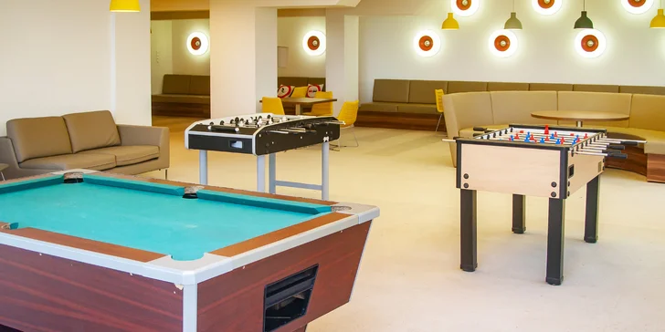 V hotelu nuda nehrozí: uvnitř najdete např. kulečník, šipky nebo fotbálek.