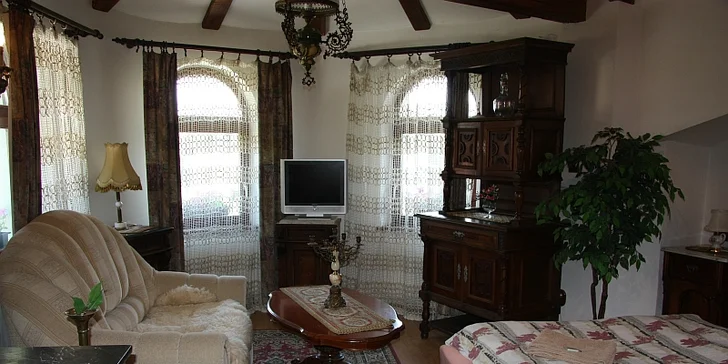Všechny pokoje a apartmány jsou vybavené starožitným nábytkem.