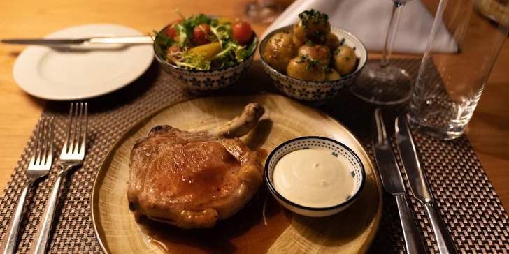 Restauraci kraluje šéfkuchař Martin Pudil, držitel mnoha ocenění a člen národního týmu kuchařů a cukrářů ČR.
