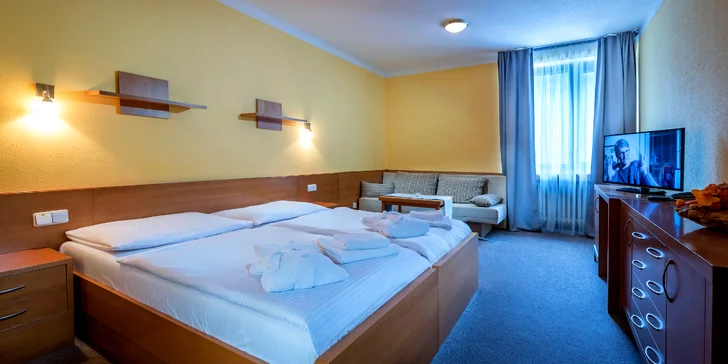 K vybaveniu izby patrí kúpeľňa so sprchou, WC,  LCD TV so satelitnou ponukou programov i sušič na vlasy.