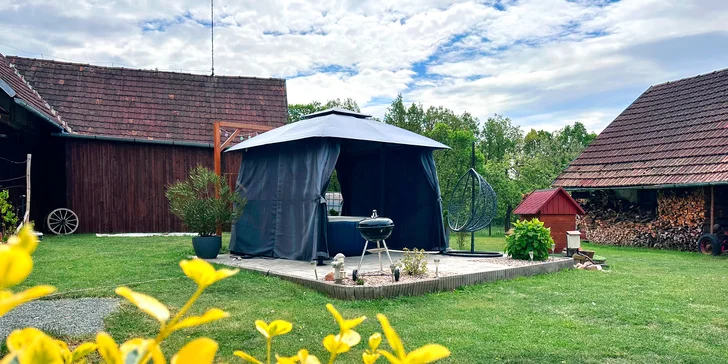 Užijte si relax ve venkovní vířivce i během grilování.