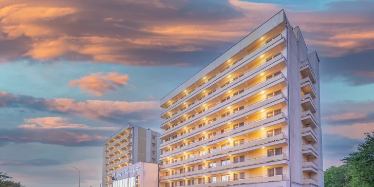 Hotel stojí na hlavnej mestskej kolonáde, blízko pláže a hneď pri Volyňskom národnom parku.