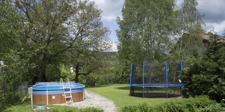 V létě vám bude k dispozici venkovní bazén a rozlehlá zahrada.