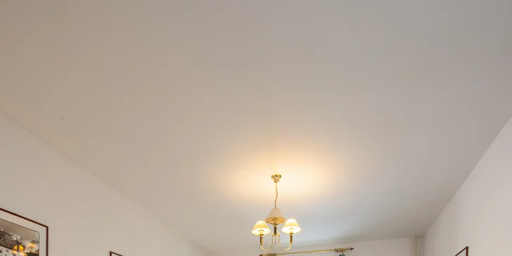 Všetky izby sú vybavené pohodlnou manželskou posteľou, LCD televíziou, minibarom a rádiom