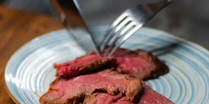 Kuchaři vám budou přímo u stolu servírovat výběr šťavnatých mas připravovaných na otevřeném grilu. 