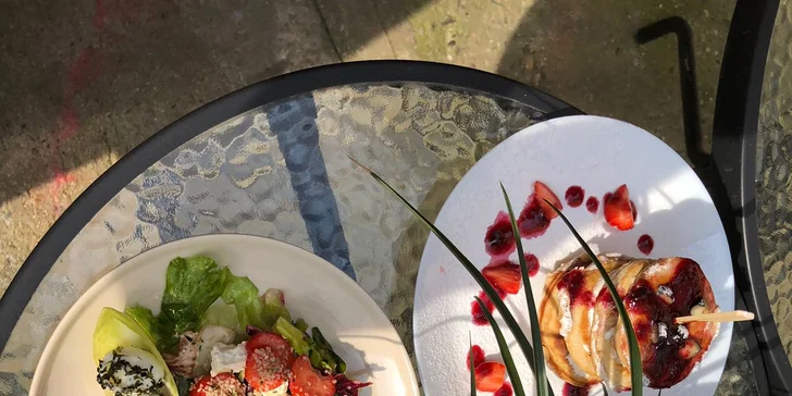 Zastavte se na bohatý brunch dle výběru.