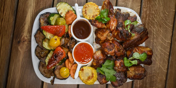Dejte si do nosu: grilovací, šašlikový či masový set a pivo pro dva v žižkovské pivovarské restauraci
