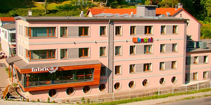 Čeká tu na vás ubytování v tříhvězdičkovém Hotelu Fabrica nebo v Interhostelu Liberec.