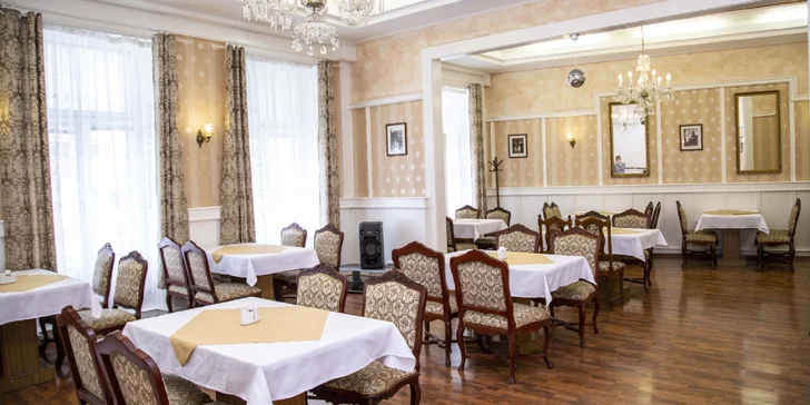 Hotel Union se nachází v samém centru, naproti kostelu sv. Mikuláše (renesanční pokoj). 