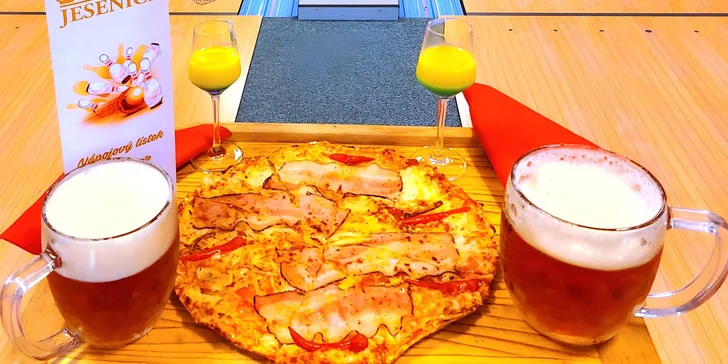 Na celou hodinu tu bude patřit jedna bowlingová dráha jenom vám, samozřejmě je v ceně i zapůjčení obuvi.