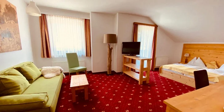 Čtyřlůžkový pokoj a rodinný apartmán mají balkon. 