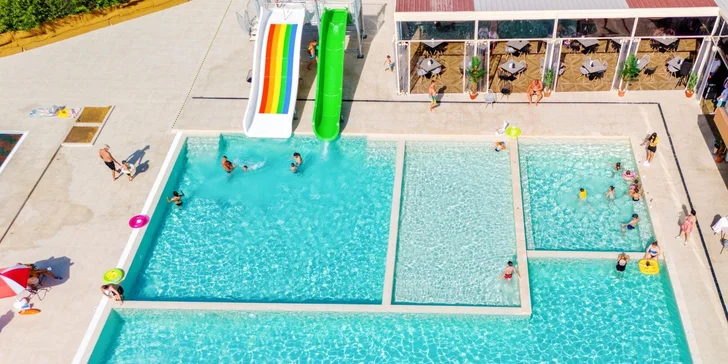 U hotelu je bazén s oddělenou dětskou částí i vířivkou a skluzavkami. 