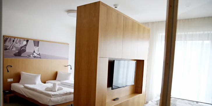 Pokoje jsou zařízené v moderním stylu. Minimalistický design kombinující šedou a přírodní odstíny vás nadchne.