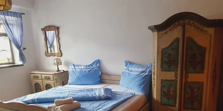 Súčasťou vybavenia je starožitný maľovaný nábytok, televízia a vlastná kúpeľňa so sprchou aj toaletou. 
