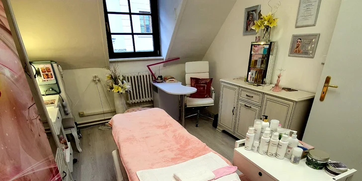 Kosmetička používá přírodní kosmetiku značky Larens Professional line.