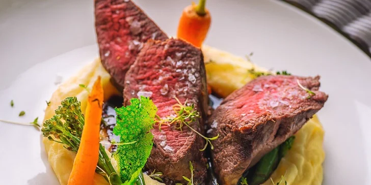Jelenie stehno steak z jeleňa sous-vide, údené zemiakové pyré, bazové demi-glacé