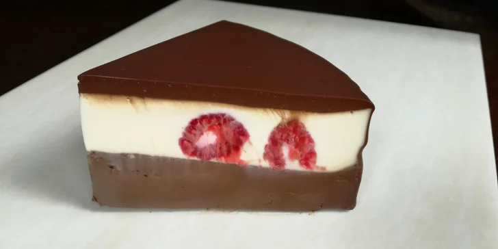 Pečenou 60% čokoládu doplňuje krémová náplň z panna cotty, bílé čokolády a malin.