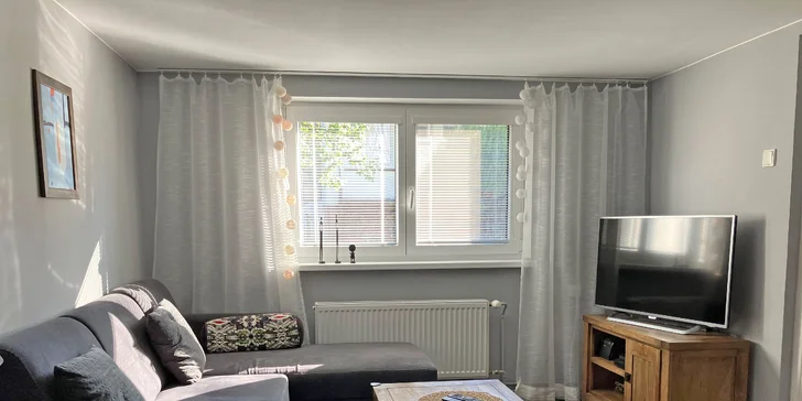 Dále je zde obývací pokoj se sedací soupravou a LCD televizí.