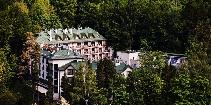 Krásně je tu po celý rok. Lyžařské středisko je asi 15 minut autem od hotelu.