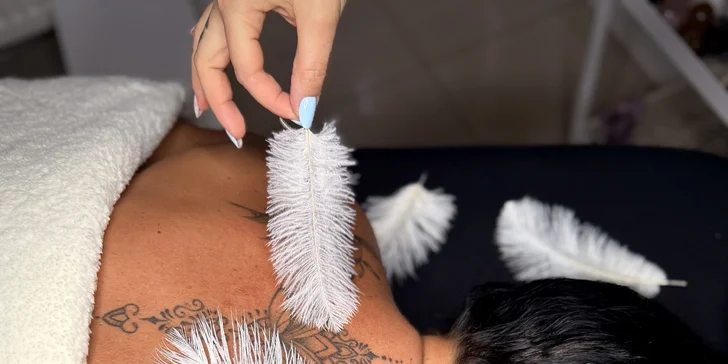 Součástí head spa je masáž hlavy, v případě luxusní varianty i relaxační masáž. 