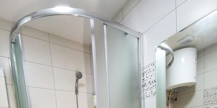 K izbe patrí samostatná kúpeľňa so sprchovým kútom a toaletou.
