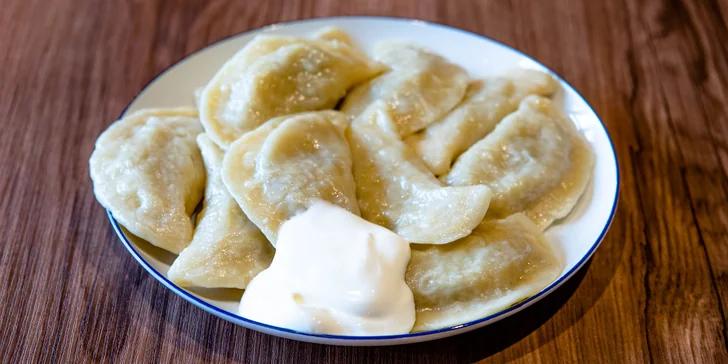 Pirohy podávané s kyslou smotanou (300 g)