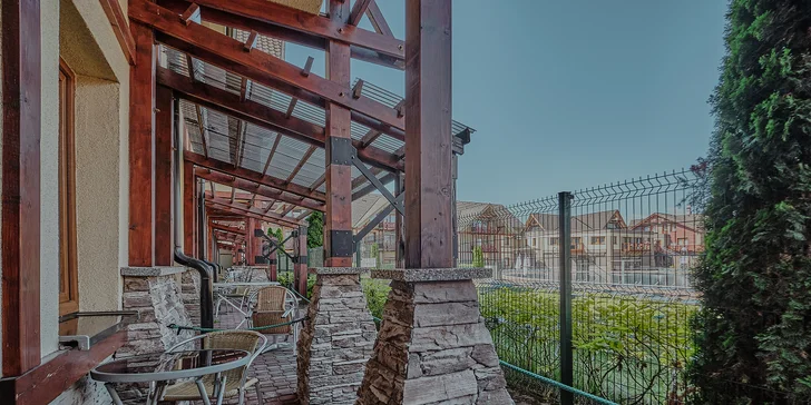 Přímo z apartmánu je výhled na Vodní park Bešeňová. 