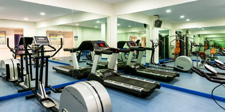 Najdete tu také fitness a volejbalové hřiště.