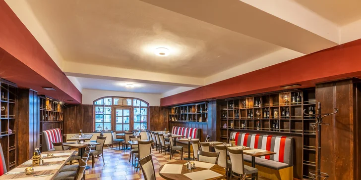 S penzionem sousedí restaurace. 