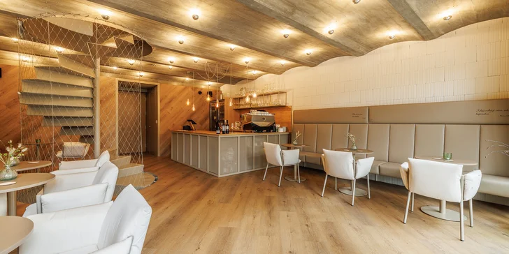 Je tu aj vinársky bar a pivnica.