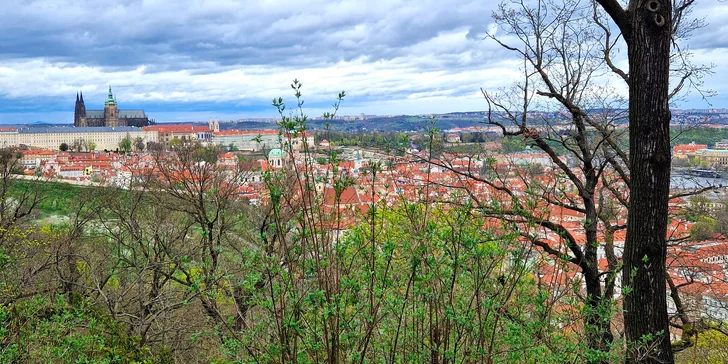 Čeká vás venkovní aktivita, při které budete v týmu řešit sérii hádanek a úkolů.