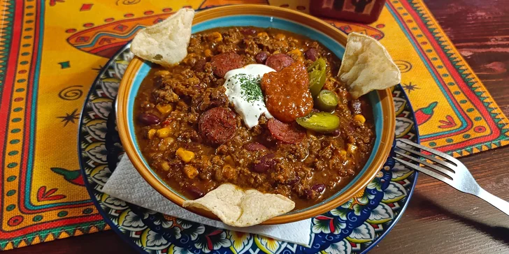 Na výběr máte třeba tradiční chilli con carne s hovězím masem a k němu rýži, chleba nebo nachos.