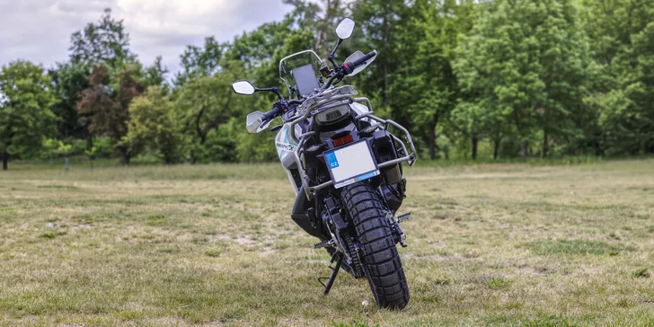 Těšte se na výkon 108 koní i rallye design aneb nízko umístěné nádrže inspirované speciály z Dakaru.